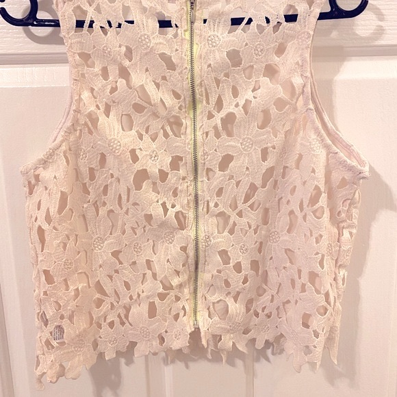 ✨Host Pick✨Xhilaration Daisy Lace Crochet Crop Top - Picture 4 of 6